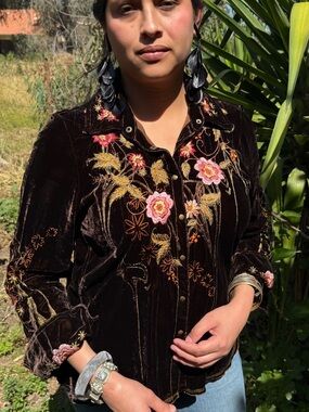 Johnny Was Velvet Top Bell
Sleeve Embroidered Boho
Chocolate Brown Silk Blend